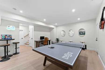 Brand New 6BR 5.5Bath House 20Min Downtown Boston-Game room, fire pit, Projector Отели рядом со станцией Брендейс / Робертс