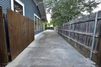 Adorable 1925 Home    Walk to Downtown    Modern Comforts    Sleeps 6