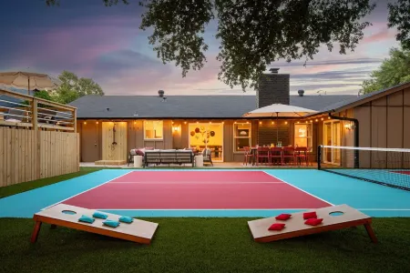 Pool, Pickleball, Resort Backyard, 16Min to Downtown - Modern Cowgirl Отели рядом с достопримечательностью «Microelectronics Research Center Department of Electrical and Computer Engineering»