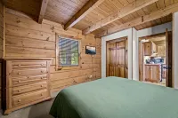 Family Friendly Cabin HotTub Games, Minutes to Dollywood & the Parkway.