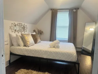 NewRo Chic Retreat- 3 Bdrms 30 min to NYC Hotel dekat Regal Cinemas New Roc 18 IMAX & RPX