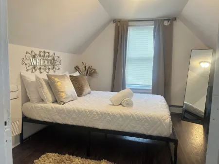 NewRo Chic Retreat- 3 Bdrms 30 min to NYC