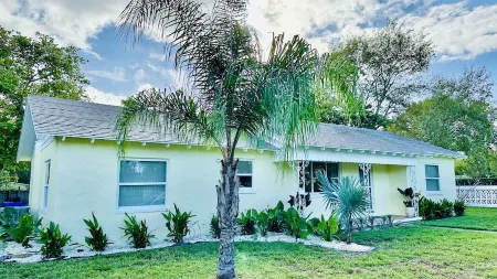 Less10 Min Beach>Private Pool>Grill>1940's Coastal home>walk Historic Dodgertown