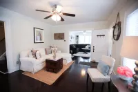 30 Second Walk To Downtown - Homestays