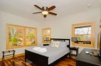 Epic Views! Immaculate Modern Cabin Just 10 Min. From Downtown!