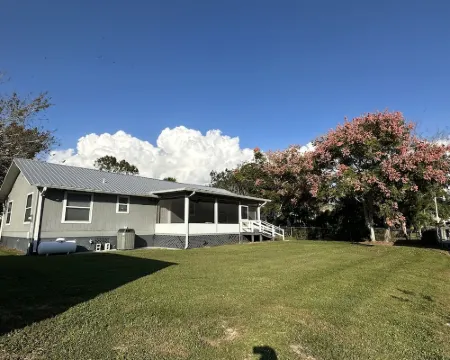 Water view Home with Dock on  Canal with access to Lake! 오키초비 호텔