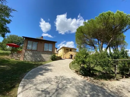 Elegant lemon house in a typical Tuscan farmhouse.