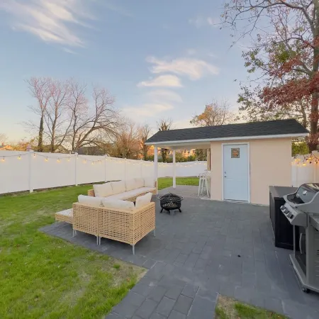 3Br Beach House~ 5 Minute Stroll to Beach & Private Outdoor Entertainment Area