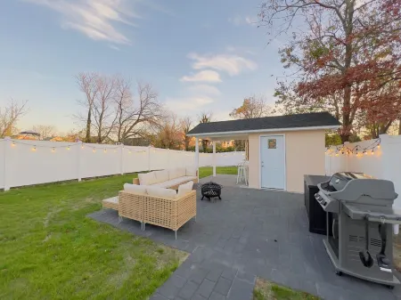 Seaview Escape~ 5 Minute Stroll to Beach & Private Outdoor Entertainment Area Отели рядом с достопримечательностью «Long Branch Beach»