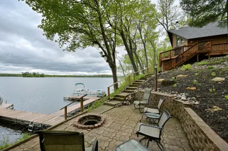 Beautiful Lakeside Cabin on Long Lake