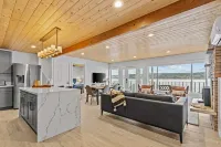 Vashon Modern Beachfront Getaway: Pet & Family-Friendly with Stunning Views!
