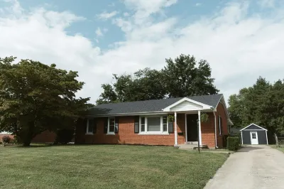 "The Meridian" Modern Stay near Downtown / Airport Hotels near Blue Grass Airport