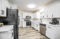 Modern home near Back 40 and Blowing Springs trails