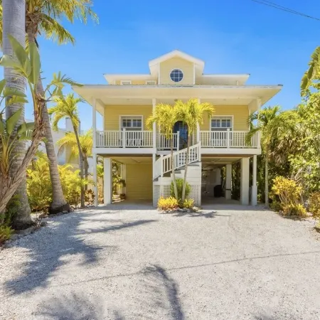 "Walk On The Beach " house~3 bed, heated pool, 3min walk to the Bean Point Beach