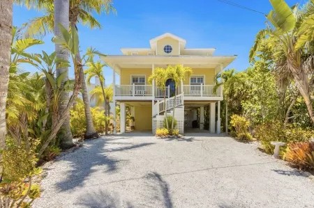 "Walk On The Beach " house~3 bed, heated pool, 3min walk to the Bean Point Beach