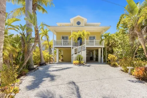"Walk On The Beach " house~3 bed, heated pool, 3min walk to the Bean Point Beach Hotels in Anna Maria