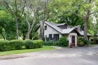Amazing Private Riverfront! Rope swing, floating and concrete Dock! Sleeps 10!