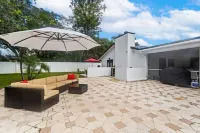 Luxury Villa with Heated Saltwater Pool & Spa, Mini Golf, BBQ, 5 Mins to Beach -  Casas de vacaciones
