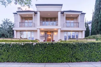 A 5-Star Waterfront Home, Yarralumla Hotels near Lake Burley Griffin