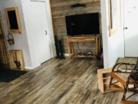 Lovely location close to the lake and downtown Lake CIty & Several beaches. 米索基縣酒店