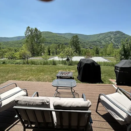 SPECTACULAR Hunter Mountain Views, INCREDIBLE LOCATION-2 minutes to slopes !!