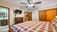 Mountain Dreams Cottage - Peaceful, Charming, Pet Friendly, Creekside and Views!