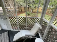 Green Acres - Putting Green, King Bed, Close to Downtown