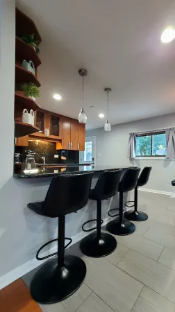 Spacious 4-bedroom house in charming Des Plaines with AC, WiFi Отели рядом с достопримечательностью «Парк Мажевски Метро»