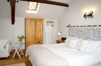 The Hayloft- dog friendly romantic retreat- log burner and lovely rural views