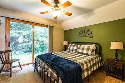 Riverview Cabin home! Hotels near Genoa Park