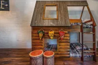 Family friendly Camp themed condo on Lake Como, minutes to downtown Lake Geneva Hotel a 