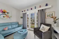 Charming Sweet Daisy overlooking stunning new pool in awesome Southside Village!