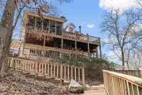 Lakeside Comfort with Private Dock! Close to local marinas!!