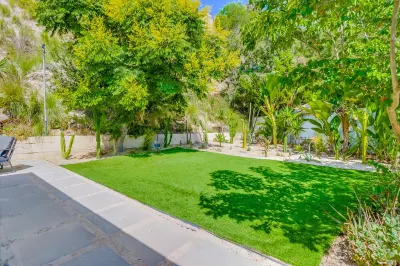 Cozy, Spacious, Family-Friendly + LARGE YARD W/ HOT TUB ~by all attractions! Hotels in Mid-City