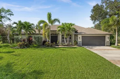 Sunrise Deluxe Villa-Heated Pool & Spa-Great Amenities- 6 Min to Beach