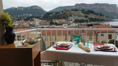 The Panorama: View of the port, Cap Canaille and the castle 100 m from the port Отели рядом с достопримечательностью «Route des Crêtes»