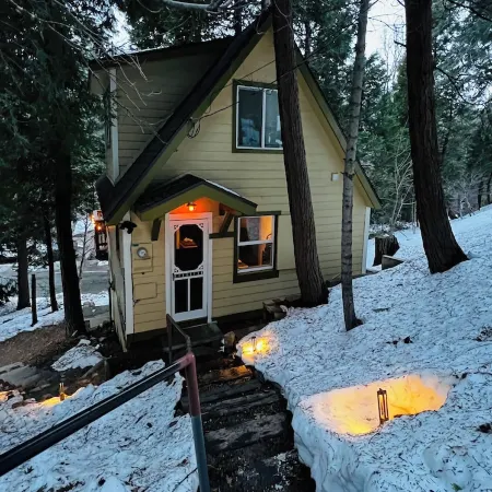 Cozy 2-bedroom cabin in charming Lake Arrowhead with full kitchen and WiFi