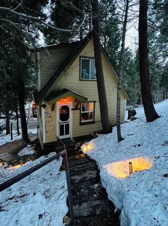 Cozy 2-bedroom cabin in charming Lake Arrowhead with full kitchen and WiFi Отели рядом с достопримечательностью «Библиотека Лейк Арроухед Бранч»