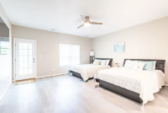 8 Miles to Bush Gardens/5 Bedroom Rancher with 2 Master's/ Playground/Backyard