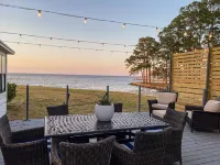 A hidden secret. Escape the crowds, not the view! Bayfront oasis with boathouse.