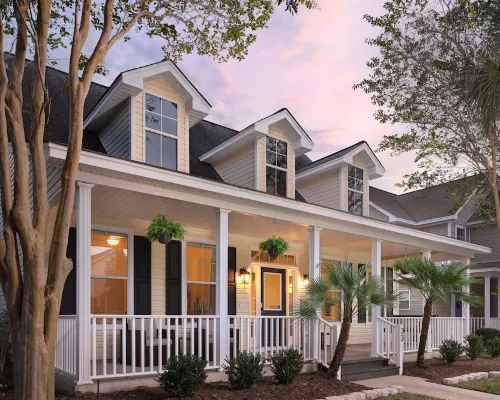Old Town Bluffton's "The Yellow Cottage" with Golf Cart and Fenced-In Yard ブラフトンのホテル