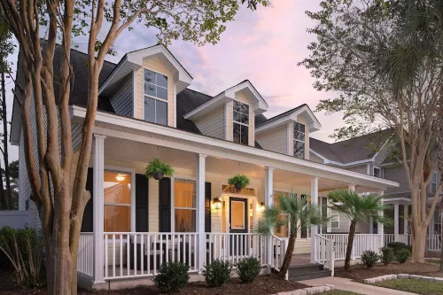 Old Town Bluffton's "The Yellow Cottage" with Golf Cart and Fenced-In Yard Hotels in Bluffton