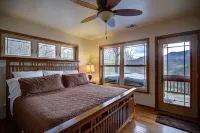 Your Secluded Retreat with Breathtaking Views, Hot tub & Game room Elk Knob State Park附近的飯店