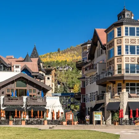 1 min. walk to slopes!Mountain view! Steps to ski lift/gondola, shops & dining!