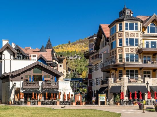 1 min. walk to slopes!Mountain view! Steps to ski lift/gondola, shops & dining!