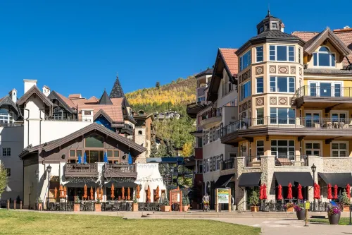 1 min. walk to slopes!Mountain view! Steps to ski lift/gondola, shops & dining!