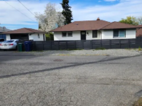 Safe neighborhood. Minutes to freeways, Downtown, and Airport. Hotels in Burien