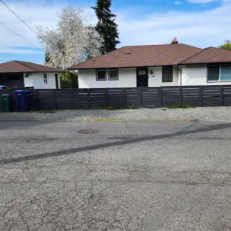 Safe neighborhood. Minutes to freeways, Downtown, and Airport.