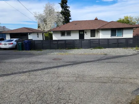 Safe neighborhood. Minutes to freeways, Downtown, and Airport.