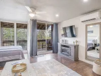 unFOREgettable 19th hole - steps from the Country Club, Golf & Pools - Pets OK! Hotels in Diamondhead